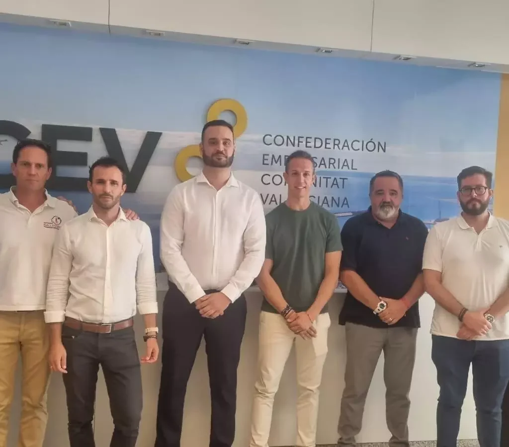 Pedro Ponce junto a la Junta directiva de Jovempa