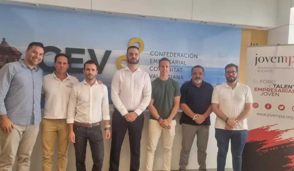 Pedro Ponce junto a la Junta directiva de Jovempa