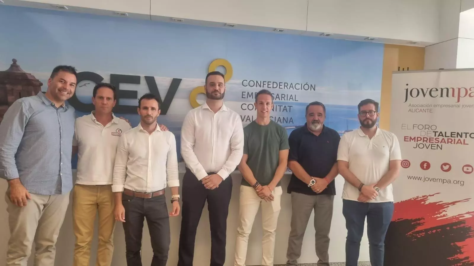 Pedro Ponce junto a la Junta directiva de Jovempa